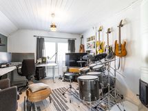 Yläkerran makuuhuone 2