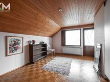 Yläkerran makuuhuone 2