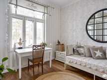 Alakerran makuuhuone toimii työtilana ja vierashuoneena