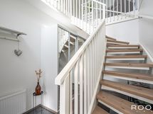 Asunnon yläkertaan johtaa kaunis portaikko. Sisääntuloaulan kohdalla huonekorkeus on yli 5 metriä.