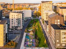 Puisto leikkipaikkoineen rajautuu korttelipihaan.