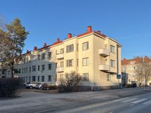 Omalla tontillaan seisova, juuri putkiremontoitu taloyhtiö loistosijainnilla.