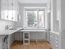 Kodinhoitohuone, joka muutettavissa makuuhuoneeksi