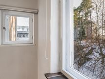 Luonnonvaloa makuuhuoneeseen tuovat kahteen suuntaan avautuvat ikkunat. Rullaverhot kuuluvat kauppaan.