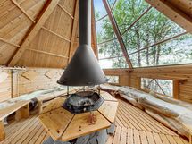 Grillikota revontuli-ikkunoilla