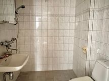 Laatoitettu pesuhuone