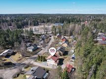 Metsäinen ympäristö, piha rajautuu kauniiseen metsään