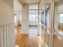 Eteisessä hyvin säilytystilaa.