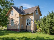 Vanha hirsirunkoinen päärakennus kiinteistöllä Kesäranta