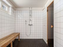 Alakerran kylpyhuone