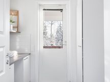 Kodinhoitohuoneesta on kulku etupihan puolelle. Kodinhoitohuone toimii hyvin myös arkieteisenä.