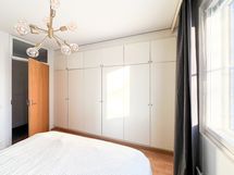 Yhdellä seinustalla on kaappitilaa.