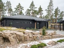 Taloa reunustavat kalliot