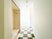 Eteisessä on hyvin kaappitilaa ja naulakko.