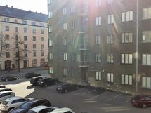 ikkunannäkymät pihalle