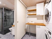 Yläkerrassa kph/s/wc ja khh. tila.