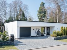 Julkisivu Särkitien suuntaan
