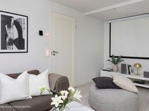 Alakerran lounge / leffahuone (virtuaalisesti kalustettu)