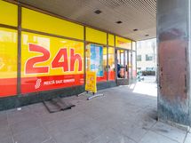 Alepa 24h on Sturenkadun toisella puolella.