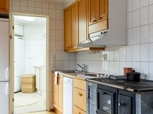 Keittiöstä näppärästi kodinhoitohuoneeseen.