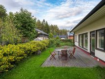 Terassille paistaa ilta-aurinko