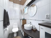 alakerran erillinen wc