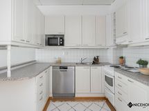 Kaunis vaaleasävyinen keittiö.