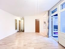 Huoneen puolella on myös reilusti tilaa.