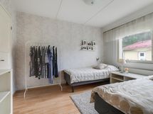 Makuuhuone sijaitsee etupihan puolella, vasemmalla ovi johtaa vaatehuoneeseen.