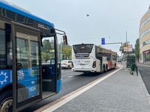 Läheistä Mannerheimintietä pitkin kulkevat bussit ja ratikat.