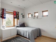 Alakerran makuuhuone (MH4)