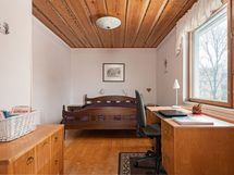 Olohuoneen viereinen makuuhuone