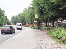 Lähin bussipysäkki on 140 m päässä ja matka esim. Matinkylän metrolle kestää kodilta alle 10 min.