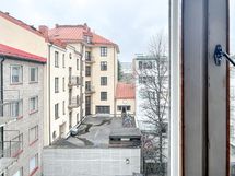 ikkunat ovat karkeasti lounaaseen