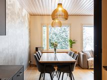 Näkymä keittiöstä ruokailutilan suuntaan