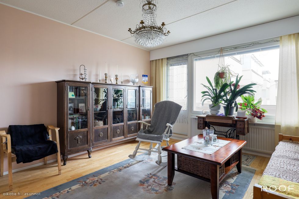 Iso oohuone, josta pääsy suoraan parvekkeelle.