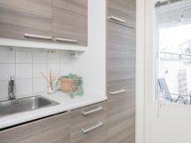 Kodinhoitohuoneesta on käynti ulos takapihalle.