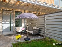 Sisääntulon edustan terassi ja piha-alue tarjoavat tilaa oleskeluun ja lasten leikkeihin.