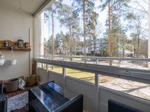 Eteläparveke tuo olohuoneeseen päivänpaistetta ja vielä entisestään lisää tilaa.