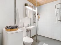 Kylpyhuone on todella tilava!