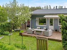 Metsämaisermat terassilta ja olohuoneesta.