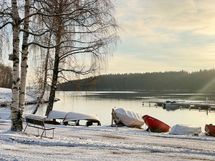 Lähistöllä vesistöä kiertävät metsäiset lenkkimaastot ja venepaikat.