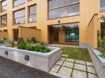 Valokuva asunnosta C 51Valokuva asunnosta C 51 - lasitettu terassi sekä istutusaltain rajattu asuntopiha.