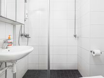 v. 2013 uusittu kylpyhuone