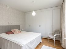 Makuuhuoneessa on kaapistot koko yhden seinän matkalta