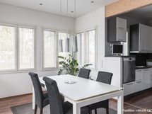 Ruokailutilaan mahtuu jopa 12 hengen pöytä.