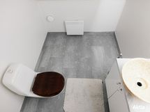 Yläkerran uusittu erillis-wc. 