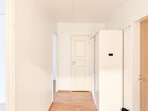 Eteiskäytävällä on kaapiston lisäksi vaatehuone makuuhuoneen vieressä.