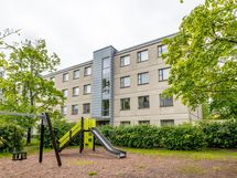 Talo sisäänkäynnin puolelta