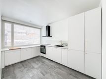 Moderni, vaaleapintainen keittiö